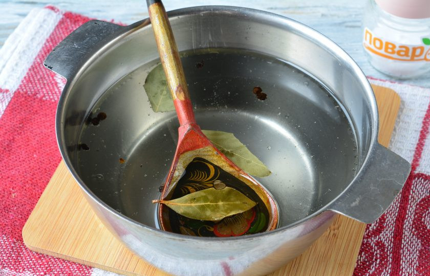 1. Этап. Маринованные баклажаны с чесноком и луком: Сварите маринад из воды, соли, масла, специй и уксуса. Размешайте, пусть закипит. Снимите с огня и остудите до комнатной температуре.