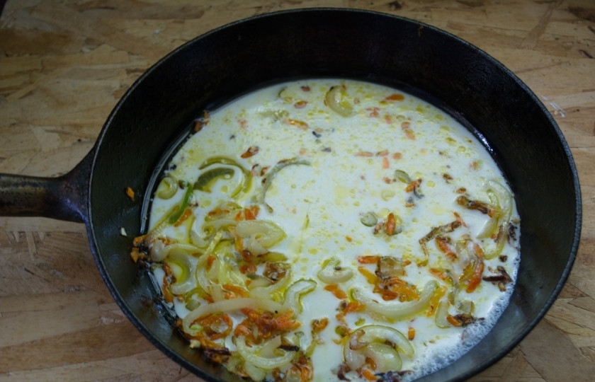 1. Этап. Драники в горшочках с мясом: Добавьте сливки. Дайте закипеть и выключайте.