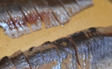 1. Этап. Маринованная сельдь с луком: Нарезаем филе на ломтики.