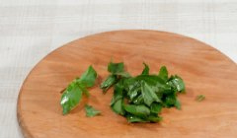 1. Этап. Салат с адыгейским сыром: Базилик мелко порвите руками.