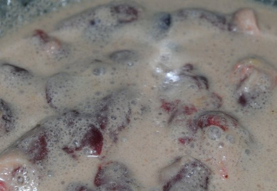 1. Этап. Шашлык из куриных сердечек: Сердечки выдержать в маринаде 40 минут.