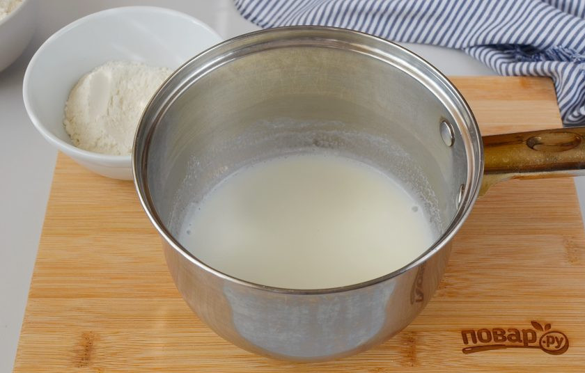 1. Этап. Заварной хлеб: Готовим заварку: 120 миллилитров молока налейте в сотейник или небольшую кастрюлю, отправьте на плиту и доведите до кипения.