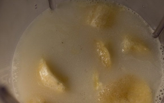 1. Этап. Коктейль на кокосовом молоке с бананом: 4. Добавьте сахар.