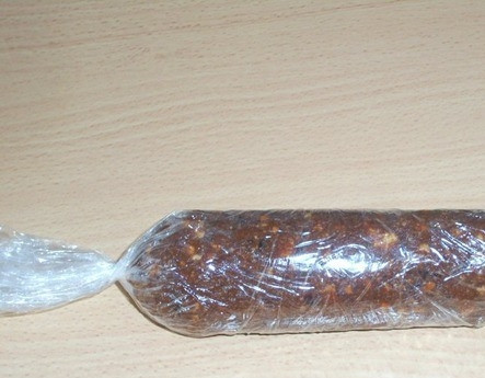 1. Этап. Шоколадная колбаса со сгущенкой: Плотно оберните получившуюся сладкую колбаску в пищевую пленку и заверните края так, чтобы получилось что-то наподобие конфетки. Положите колбаску на пару часов в холодильник, чтоб она застыла.