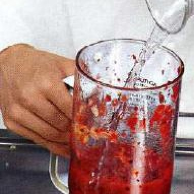 1. Этап. Ягодный коктейль: Во время взбивания, злить сок. Разлить по бокалам и подать.