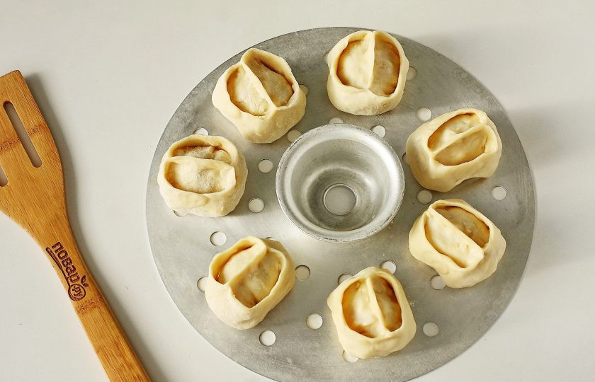 1. Этап. Постные манты с картошкой: Решетку пароварки или мантоварки смажьте маслом и выложите манты. Готовьте на пару около 45 минут.