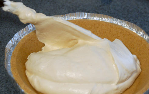 1. Этап. Пирог с арахисовым маслом: Намазываем крем на коржи