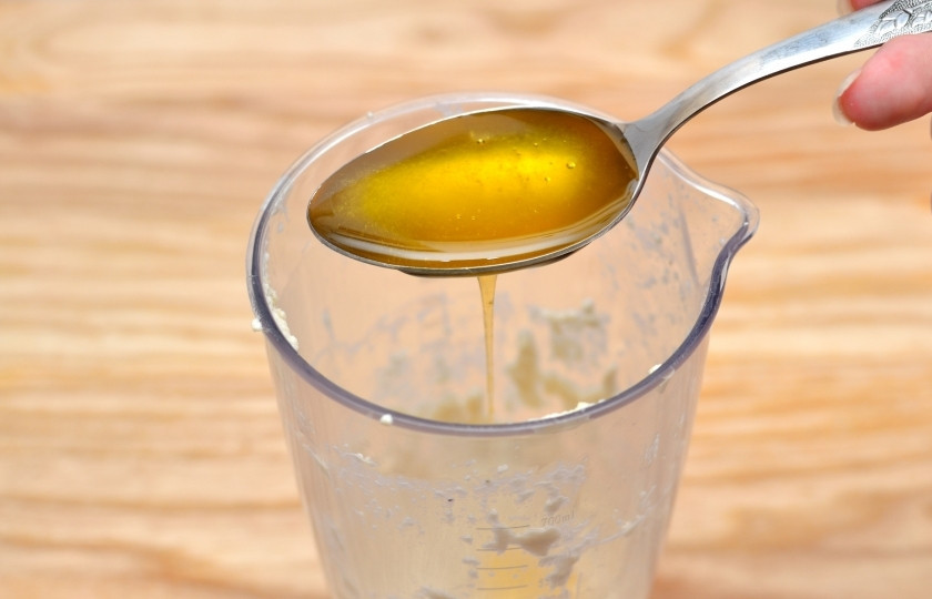 1. Этап. Крем из кешью: Добавьте кленовый сироп.