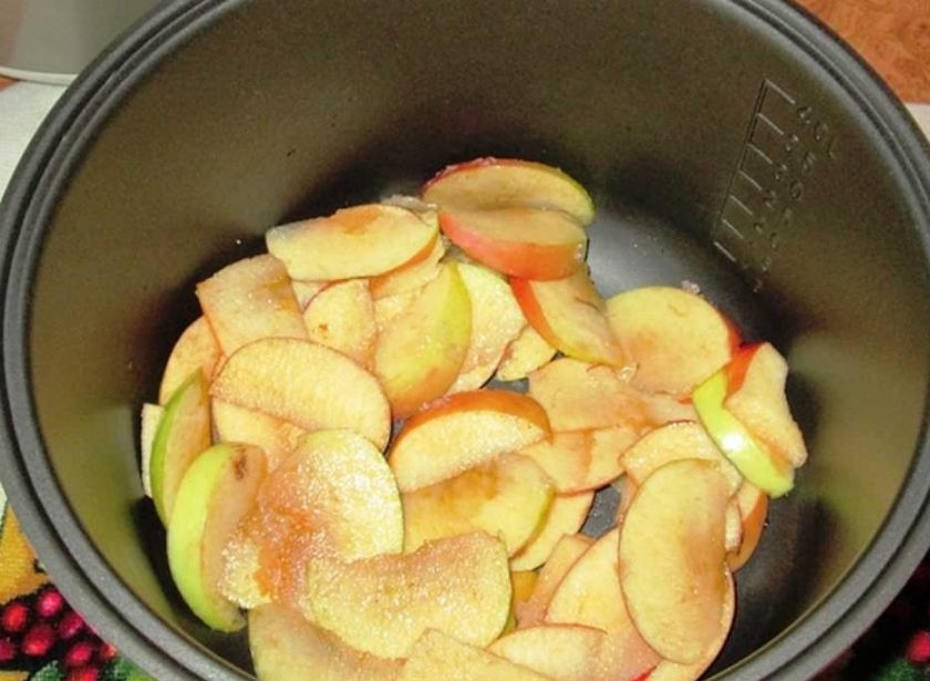 1. Этап. Традиционная Шарлотка с яблочком: 5. На дно мультиварки выложите яблоки, посыпьте корицей.