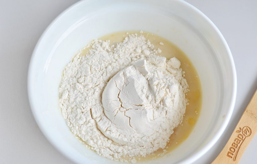 1. Этап. Круассаны-рогалики с прованскими травами: Всыпайте частями муку, замешивайте тесто.