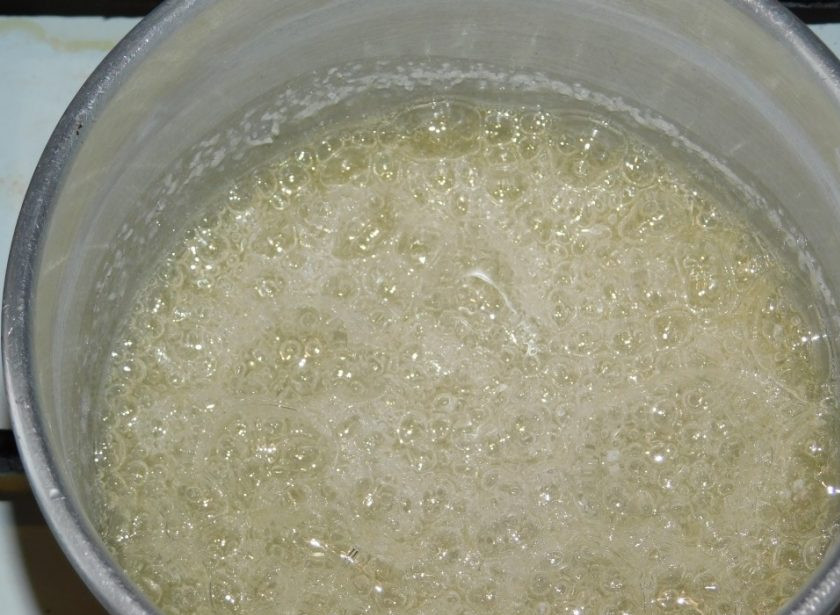 1. Этап. Торт Сладкая жизнь: Воду соедините с сахаром и поставьте греться.