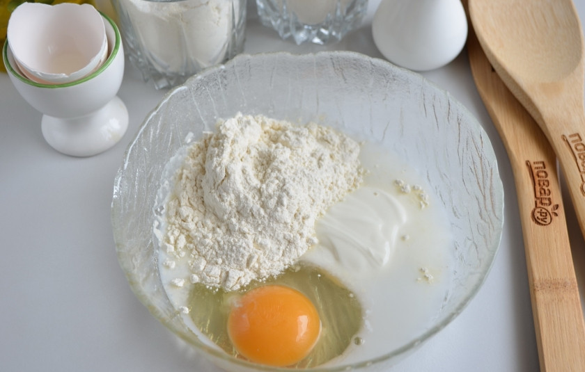 1. Этап. Косовик: Небольшими порциями всыпайте муку и начните замес теста.