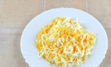 1. Этап. Морская капуста с яйцом: Яйца отварим вкрутую: как закипят, еще 10 минут держим в кипящей воде. Очищаем яйца от скорлупы. Натираем на крупной терке.