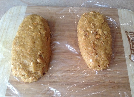 1. Этап. Цитрусовые кантуччи с фундуком: 4. Делим тесто на две части, формируем батончики шириной примерно 4 см. Заворачиваем в пищевую пленку и отправляем в холодильник минут на 30.