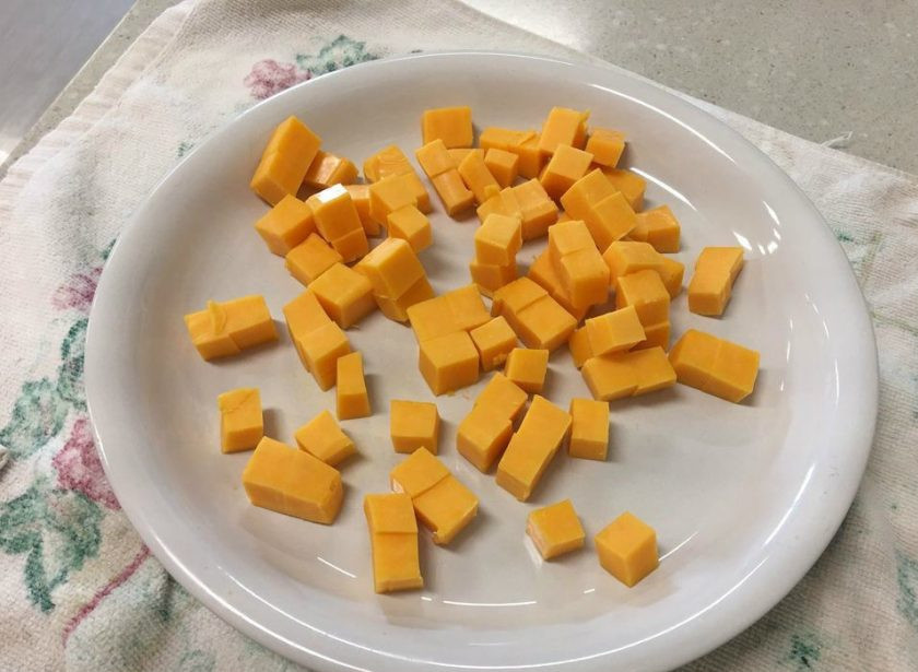 1. Этап. Салат с вареной колбасой: 3. Твердый сыр нарезаю таким же кубиком, как и вареную колбасу.