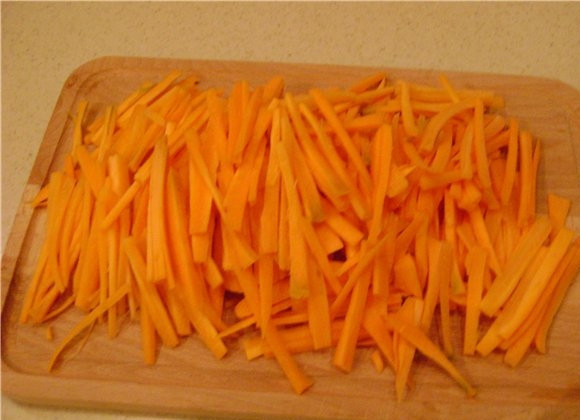 1. Этап. Борщ с грибами и фасолью: Морковь нарезать соломкой.