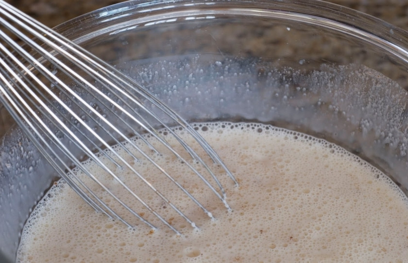 1. Этап. Французский хлебный пудинг с ягодами: Хорошенько взбиваем, чтобы все ингредиенты равномерно перемешались.