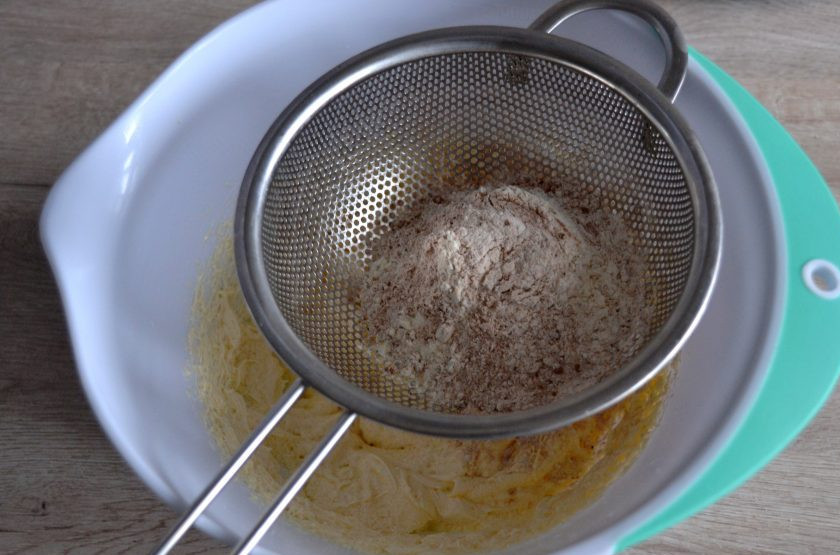 1. Этап. Пирожное Красное и белое: Смешайте муку, разрыхлитель и какао, всыпьте 1/3 часть в тесто, взбейте.