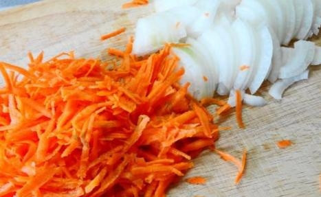 1. Этап. Мясной рулет с капустой и яйцом: Очистим лук и морковь. Морковь натираем на терке, лук нарезаем тонкими полукольцами или четвертинками.