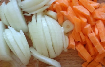 1. Этап. Печень в сливках (оригинальный рецепт): Теперь очищаем от кожуры овощи. Морковь можем натереть либо нарезать, лук мелко рубим.