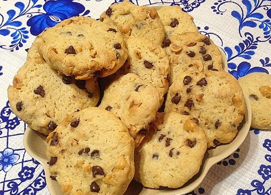 1. Этап. Песочное печенье с фундуком и шоколадом: 9. Если вы сладкоежка, можете посыпать остывшие печеньки сахарной пудрой. А мне и так вкусно :)