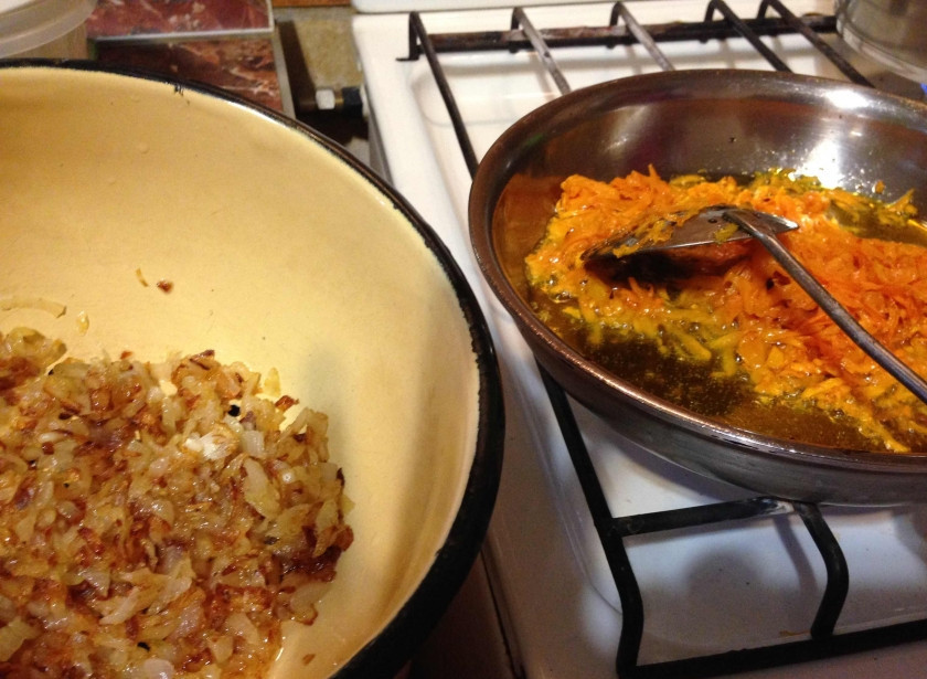 1. Этап. Рулет из лаваша с корейской морковкой: Обжарьте лук и морковку до золотистого цвета.