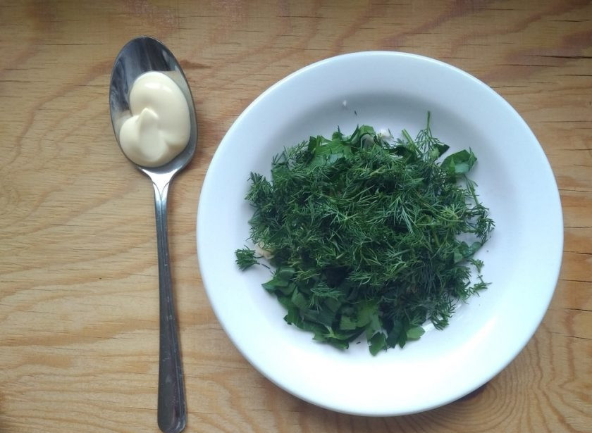 1. Этап. Лодочки из помидоров с начинкой: 4. Мелко нарубите зелень.