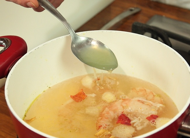 1. Этап. Тайский суп с креветками: Добавить сок лайма.