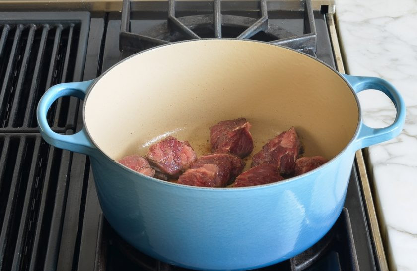 1. Этап. Жаркое из говядины с овощами: 3. Выложите мясо в разогретое масло и обжарьте до образования румяной корочки на сильном огне.