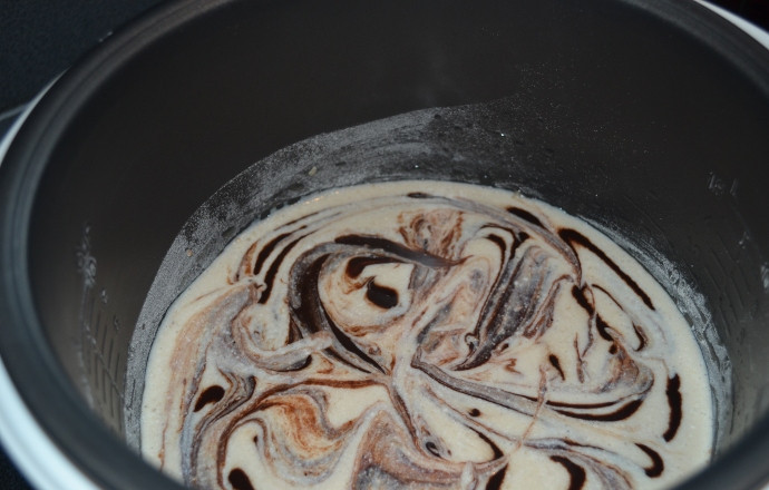 1. Этап. Брауни в мультиварке: Ножом или вилкой проведите по поверхности произвольно пару раз - у нас получится красивый мраморный рисунок.