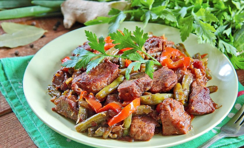 1. Этап. Жаркое из свинины и зеленой фасоли: Все перемешайте, посолите и поперчите блюдо по вкусу. Соль добавляйте аккуратно, т. к. мясо изначально мариновалось в соевом соусе, который сам по себе довольно соленый. Накройте сковороду крышкой и тушите мясо с овощами на минимальном огне около 30 минут.