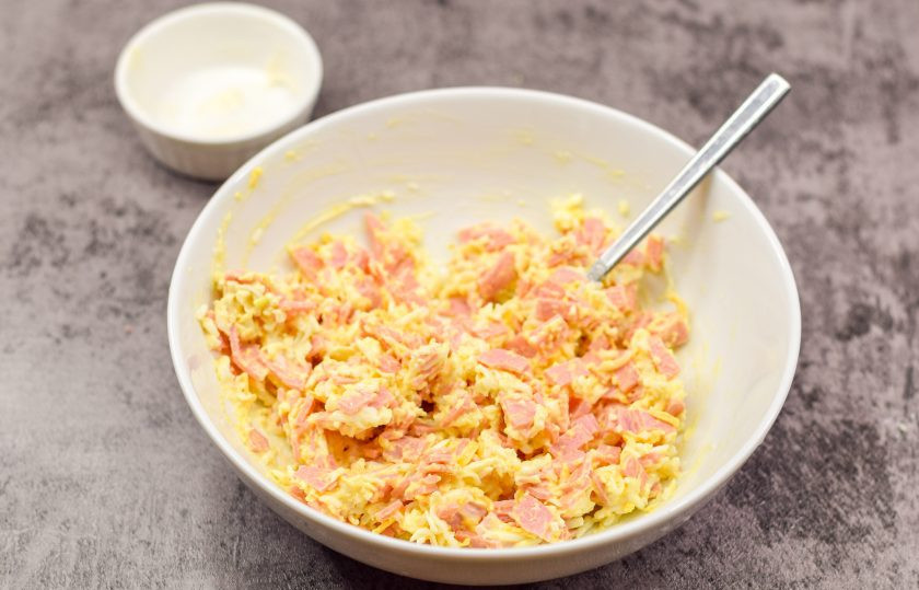 1. Этап. Закуска «Ракушки» из слоеного теста с начинкой: Перемешайте все. Начинка готова.