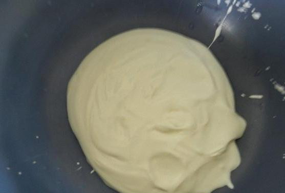 1. Этап. Сливочно-сметанный крем: Для начала нужно измельчить сахар в сахарную пудру. Как только справитесь с этим заданием, выкладывайте охлажденную сметану в мисочку.