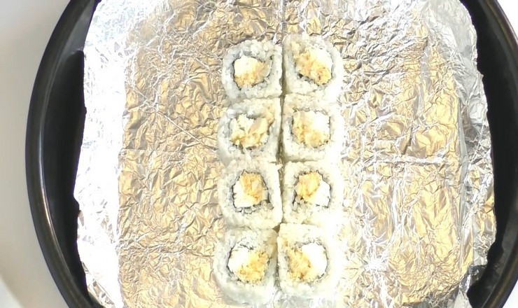 1. Этап. Роллы в духовке: На противень положите лист фольги и выложите приготовленные роллы.
