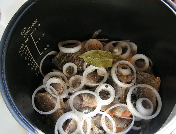 1. Этап. Речная рыба в мультиварке: На дно мультиварки добавить растительное масло, затем выкладывать слоями - рыбу, просоленную и посыпанную специями, и слой лука. Добавить чашку воды с лимонным соком и включить режим 