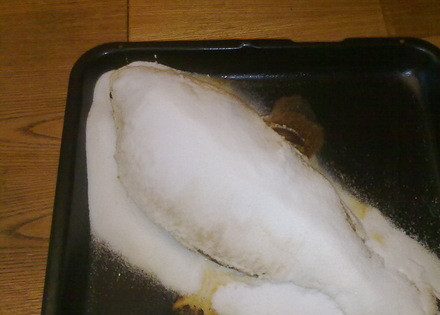 1. Этап. Карп, запеченный в соли: Запекаем карпа в духовке при температуре 220 градусов минут 40-45.