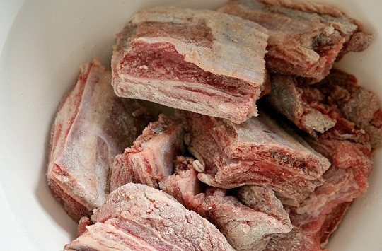 1. Этап. Свиные ребрышки жареные: 1. Свиные ребрышки хорошо промываем холодной водой, затем обсушиваем бумажными салфетками и нарезаем на порционные куски. Выкладываем в миску.