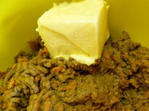 1. Этап. Паштет из говяжей печени с морковью и луком: 10. После измельчения добавляем соль и перец, а также кусочек размягченного масла, перемешиваем.