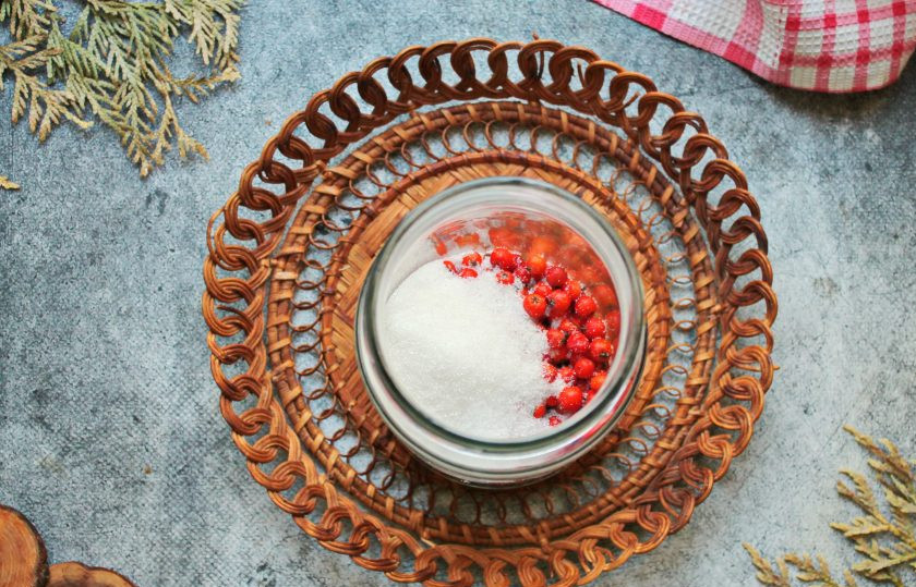 1. Этап. Рябиновый квас: В чистую банку выложите ягоды рябины и добавьте сахар.