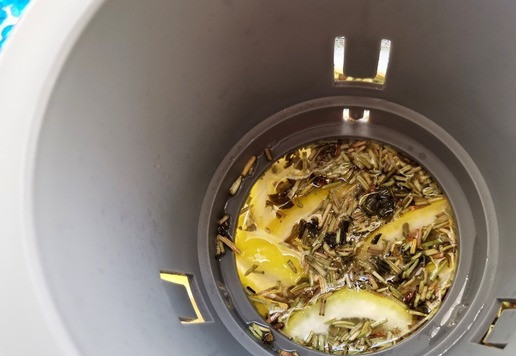 1. Этап. Имбирный чай с розмарином: Залить некрутым кипятком. Дать настояться 8-10 минут.