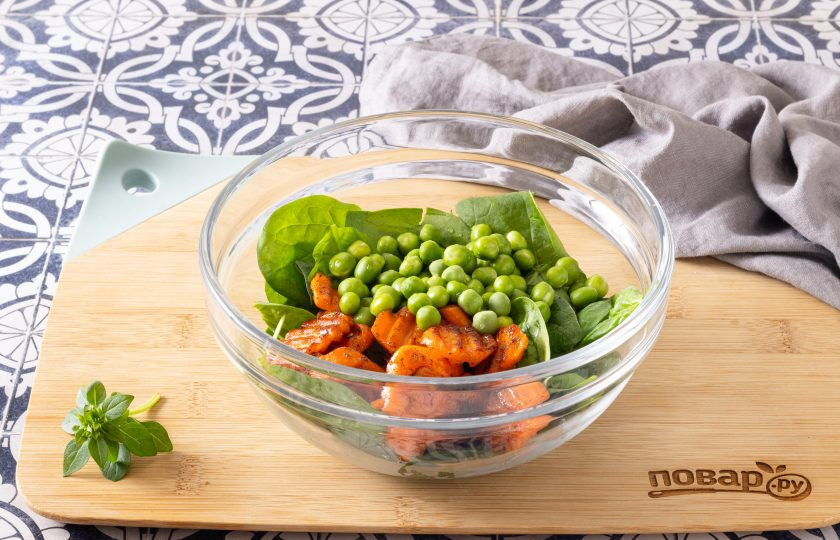 1. Этап. Теплый салат с морковью и горошком: Добавьте к шпинату теплую морковь и зеленый горошек. Перемешайте. По желанию можно добавить еще немного растительного масла.