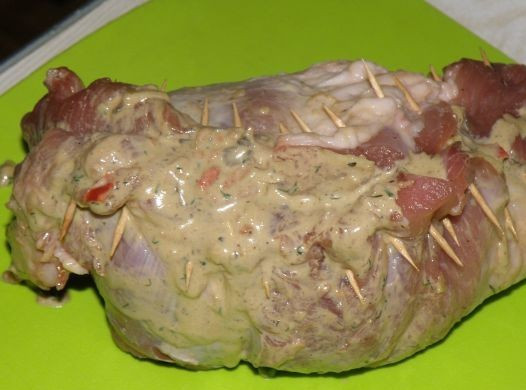 1. Этап. Рулет из мяса в духовке: Закрепляем края зубочистками.
