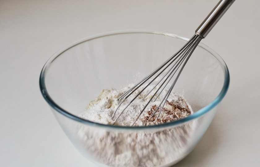 1. Этап. Яблочные фриттеры: Смешайте все сухие ингредиенты в большой миске.