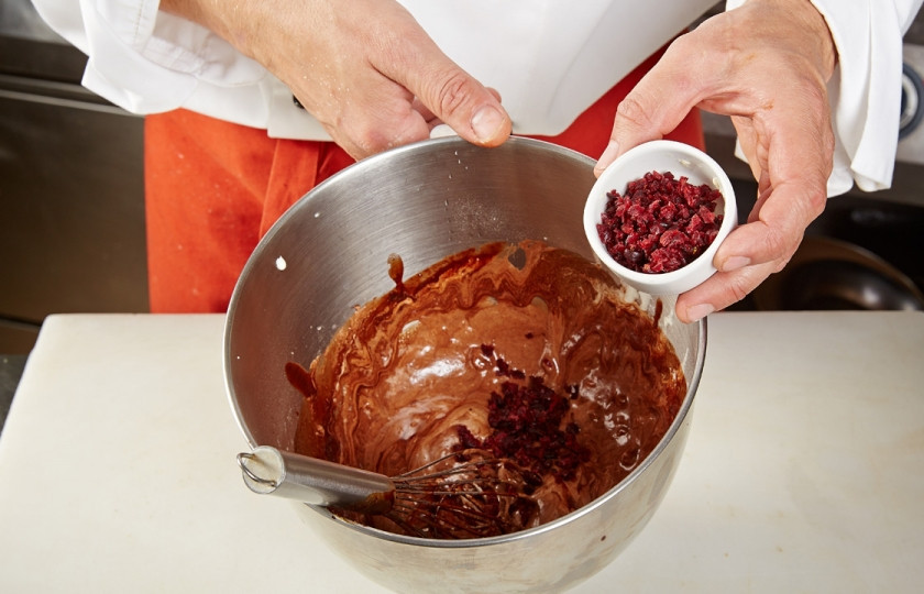 1. Этап. Брауни с клюквенным мороженым: 3. Постепенно добавить измельченный грецкий орех, перец, сушеную, мелко порубленную клюкву.