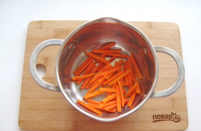 1. Этап. Диетическая рыба с овощами: Морковь очистите, помойте и нарежьте произвольно. Выложите в кастрюлю.