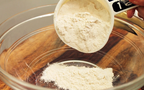 1. Этап. Красные макароны: 1. В глубокую мисочку всыпьте манную крупу и просеянную муку.