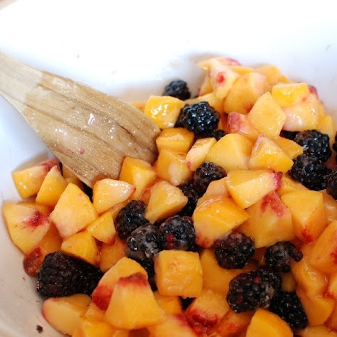 1. Этап. Десерт из персиков и ежевики: Хорошенько перемешиваем и отставляем.