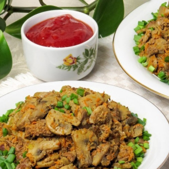 Салат с куриной печенью и грибами