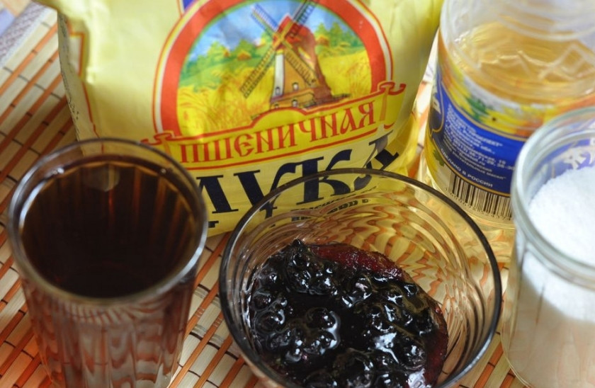 1. Этап. Коврижка с вареньем и заваркой: Подготовьте ингредиенты. Чай заварите покрепче и дайте остыть.