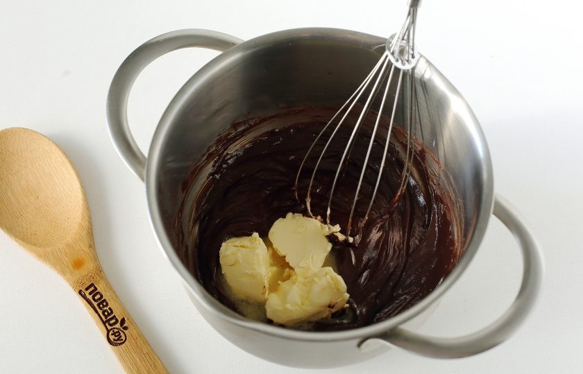 1. Этап. Глазурь из сметаны: Добавьте сливочное масло и продолжая помешивать прогрейте до растворения масла.